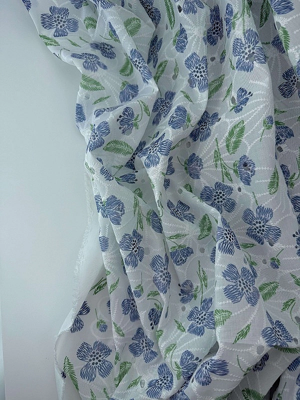 CANDY-C204 батист принт квіти вишивка сині на молочному 100% бавовна 135см 90-100 грам/м.кв.