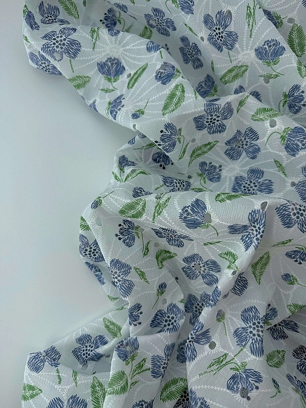 CANDY-C204 батист принт квіти вишивка сині на молочному 100% бавовна 135см 90-100 грам/м.кв.