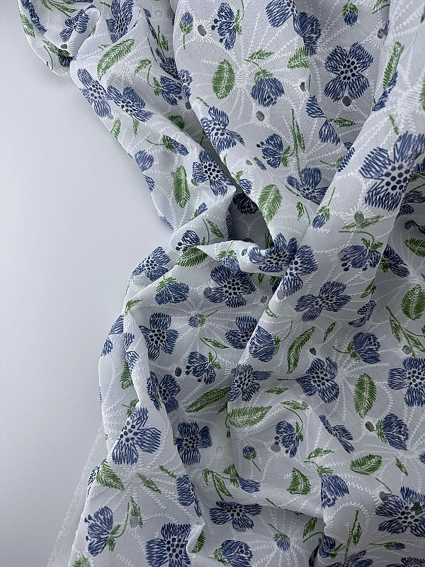 CANDY-C204 батист принт квіти вишивка сині на молочному 100% бавовна 135см 90-100 грам/м.кв.