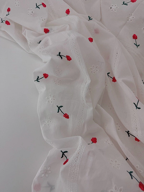 CANDY-C027 батист принт квіти вишивка червоні на молочному 100% бавовна 135см 90-100 грам/м.кв.