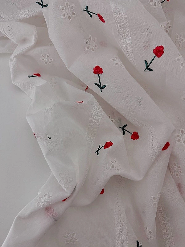 CANDY-C027 батист принт квіти вишивка червоні на молочному 100% бавовна 135см 90-100 грам/м.кв.