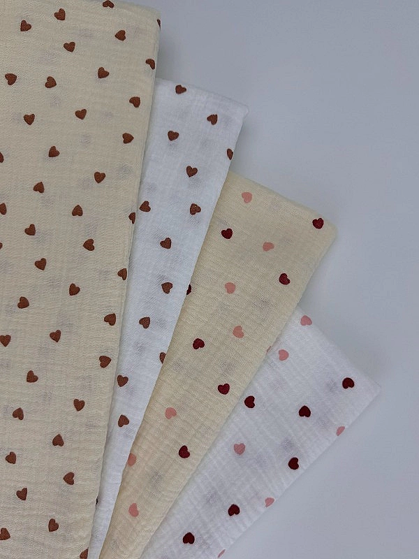 M 310 C3 Муслін жатка 2-х шаровий принт LOVE сердечки дрібні кольорові на айворі 100% бавовна 135-14