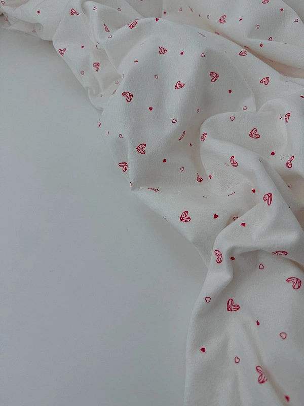 F 14 C2 фланель принт LOVE сердечки червоні намальовані на білому 100% бавовна 150 см 150-160 грам/м