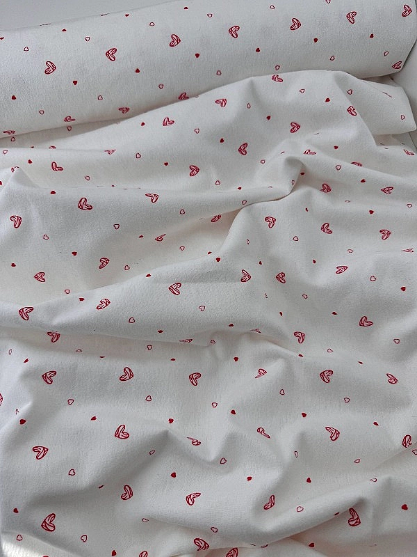 F 14 C2 фланель принт LOVE сердечки червоні намальовані на білому 100% бавовна 150 см 150-160 грам/м