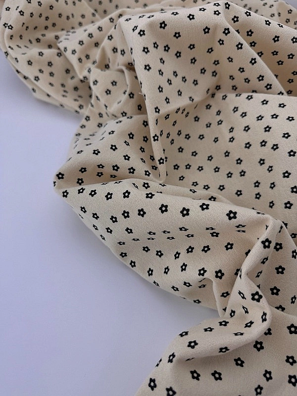 LISA-16 702 Тепла бавовна принт квіти ромашки дрібні чорні на айворі 100% бавовна 150 см 150 грам/м.