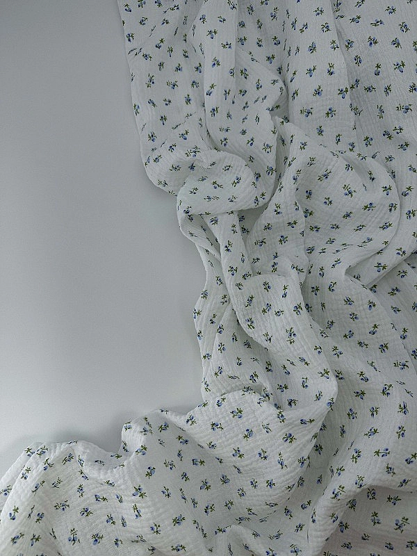 M 01701 C02 | RAINBOW-C01 Муслін жатка 2-х шаровий принт квіти блакитні дрібні на молочному 100% бав