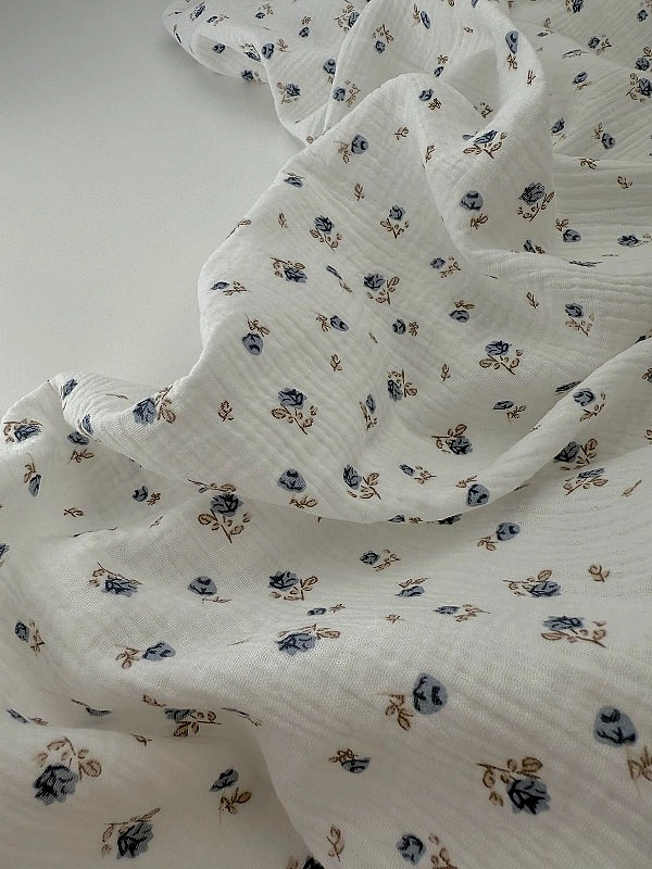 M 02301 C02 | RAINBOW-C02 Муслін жатка 2-х шаровий принт квіти троянди сині на молочному 100% бавовн