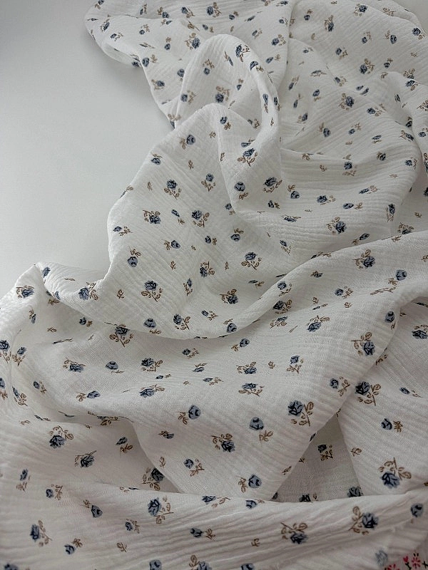 M 02301 C02 | RAINBOW-C02 Муслін жатка 2-х шаровий принт квіти троянди сині на молочному 100% бавовн