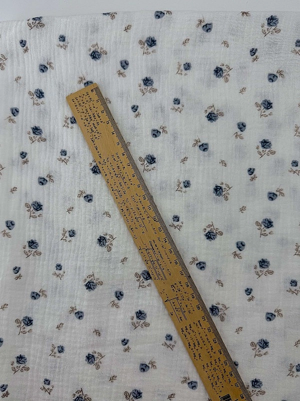 M 02301 C02 | RAINBOW-C02 Муслін жатка 2-х шаровий принт квіти троянди сині на молочному 100% бавовн