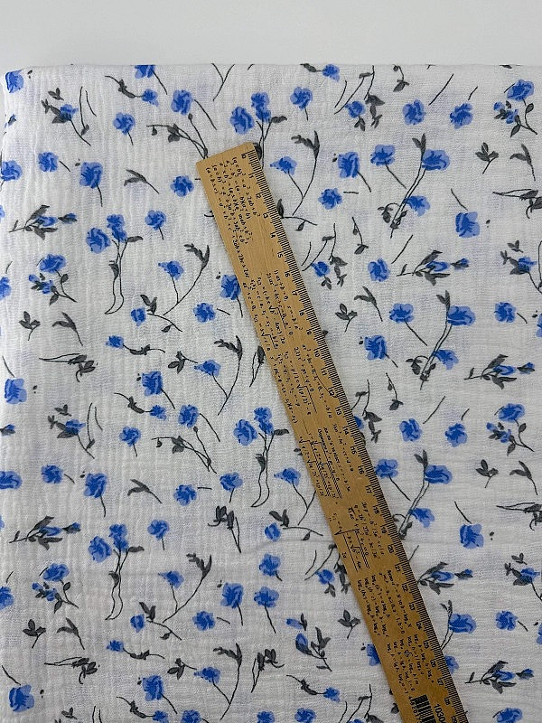 M 04001 C02 | RAINBOW-C04 Муслін жатка 2-х шаровий принт квіти волошки сині на молочному 100% бавовн