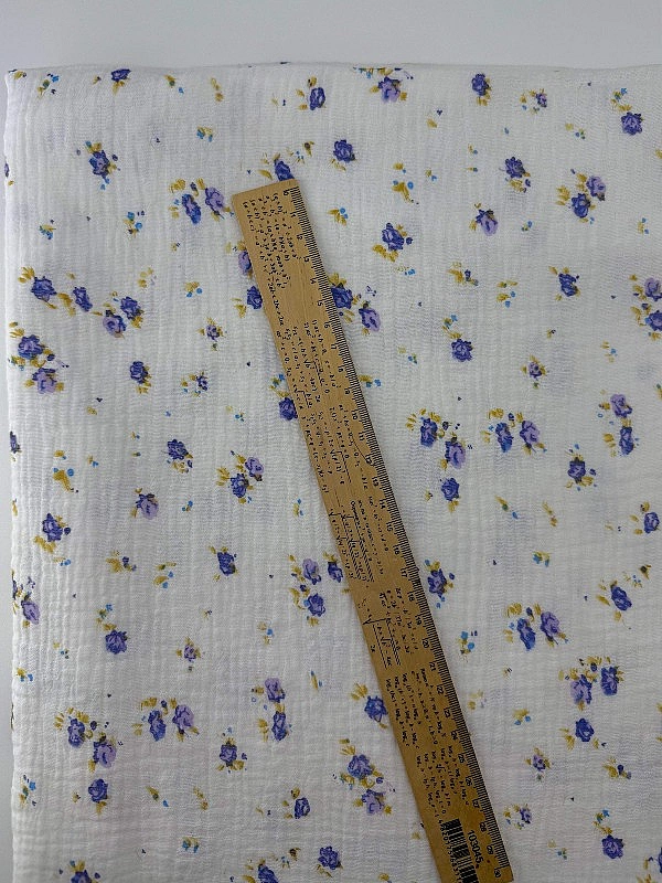 M 04801 C02 | RAINBOW-C04 Муслін жатка 2-х шаровий принт квіти бутони фіолетові на молочному 100% ба